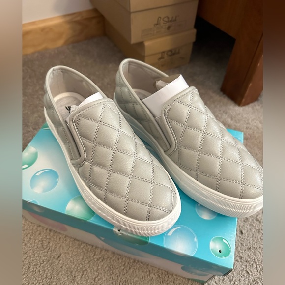 Grey slip on platform sneaker size 6. - Picture 2 of 2